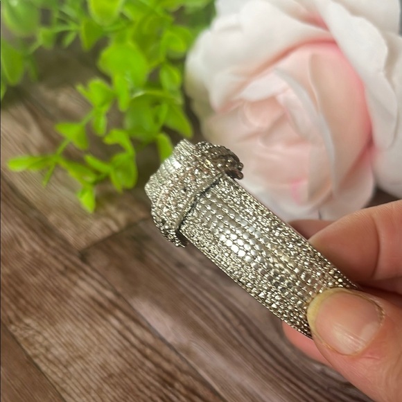 Chic Silver Textured Bracelet - Picture 2 of 10